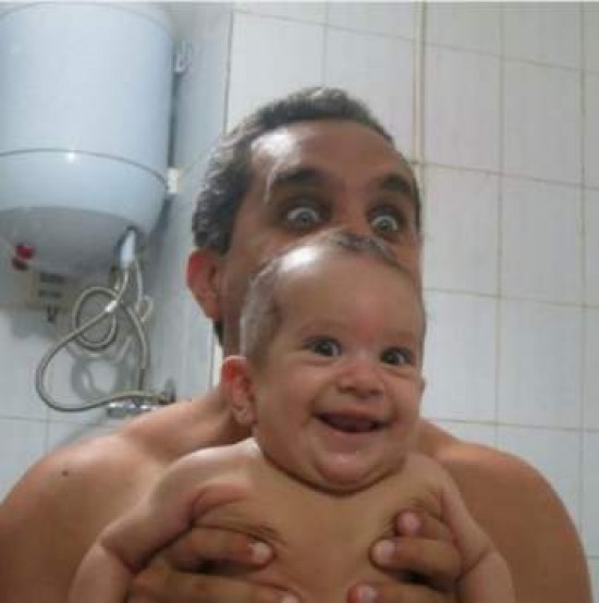 بالصورة: باسم يوسف يصدم الجميع بصورة مع إبنته في الحمام